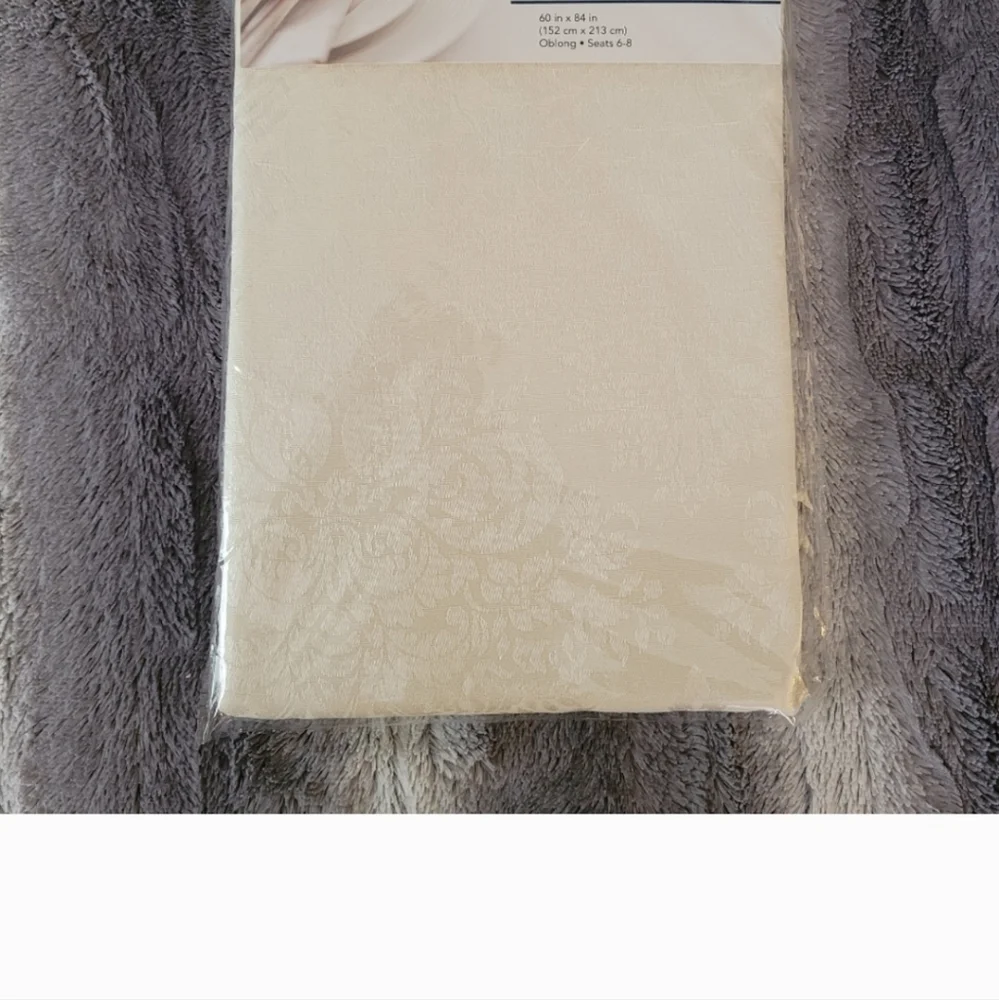 Town and Country Living table runner NWT size 15